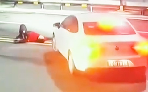 Tình huống tai nạn hy hữu: người đàn ông bị hai nữ tài xế ô tô tông liên tiếp trong 14 giây