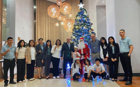Ascott thắp sáng cây thông, bắt đầu chuỗi hoạt động thiện nguyện