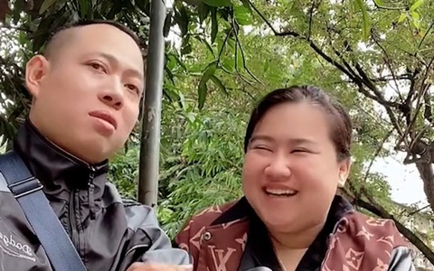 Chồng hú hồn khi vợ khen mèo xinh nhưng đòi mua rắn làm pet cưng