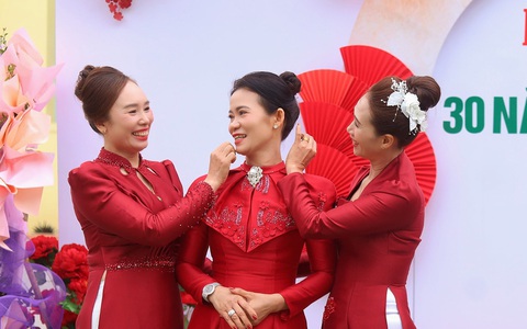 3 cô bạn thân cùng tổ chức 30 năm ngày cưới gây sốt cộng đồng mạng
