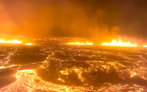 Núi lửa phun trào như 'tận thế' trên bán đảo ở Iceland