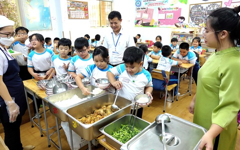 Từ vụ 11 học sinh ăn 2 gói mì chan cơm: Giám sát bữa ăn bán trú ra sao?