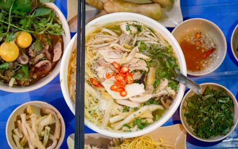 Bánh đúc nóng, bánh trôi tàu, phở sưởi ấm mùa đông Hà Nội