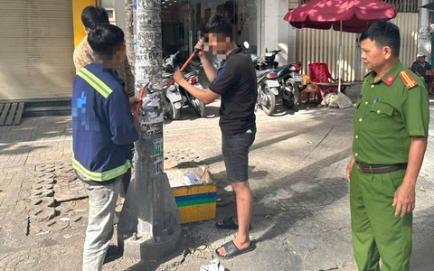 Ba thanh niên bị buộc cạo sạch quảng cáo dán 'chui' trên cột điện