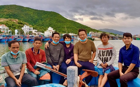 Cứu 6 ngư dân trên ghe cá bị chìm
