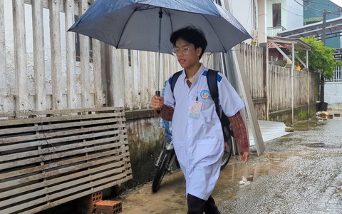Câu chuyện vượt khó của hai sinh viên ngành y ở Huế