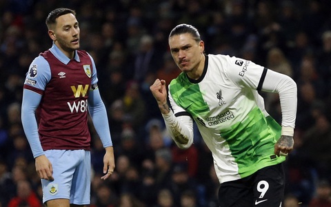Bị hủy bàn liên tiếp, Liverpool vẫn lên đỉnh bảng