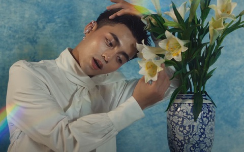 MONO hóa 'thiếu nữ bên hoa huệ' trong MV mới