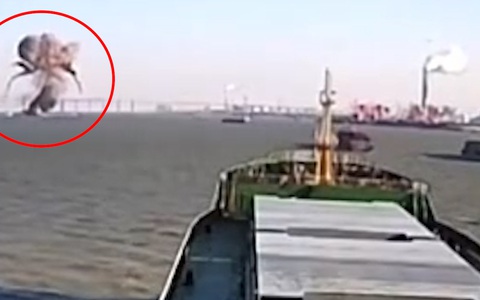 Khoảnh khắc tàu chở dầu phát nổ, bốc cháy trên sông Dương Tử