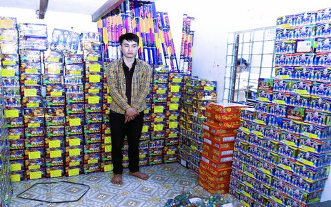 Thanh niên 22 tuổi bán pháo nổ trái phép, ‘khuyến mãi’ thuốc lá lậu