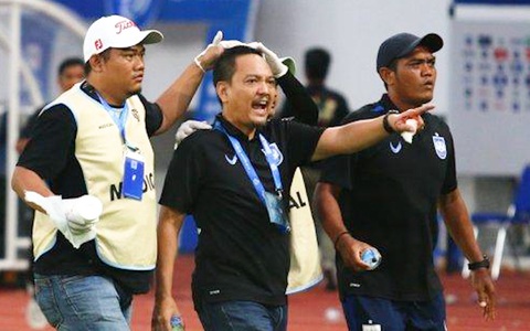 Cổ động viên hỗn loạn khiến sếp lớn Liên đoàn bóng đá Indonesia phải khâu 8 mũi