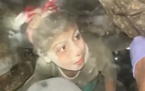 Bé gái mắc kẹt dưới đống đổ nát ở Dải Gaza cầu xin giải cứu người thân