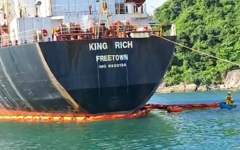Quây phao ngăn tràn dầu, cứu hộ các tàu hàng mắc cạn ở biển miền Trung