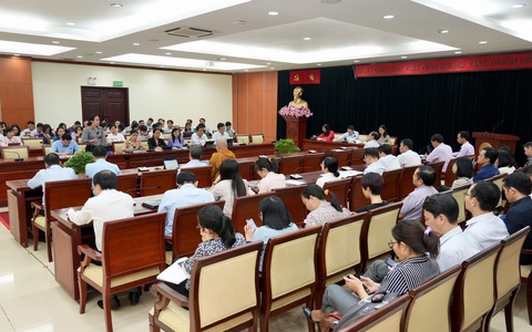 Tình hình nhiều khó khăn, các giải pháp chưa được bàn luận sôi nổi