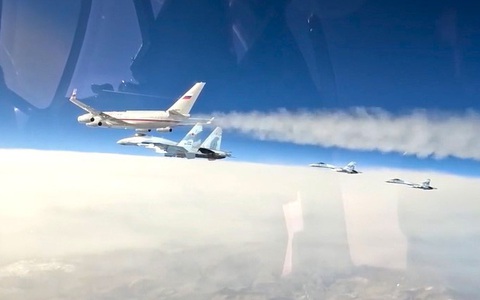 Bốn tiêm kích hạng nặng hộ tống chuyên cơ chở Tổng thống Putin công du