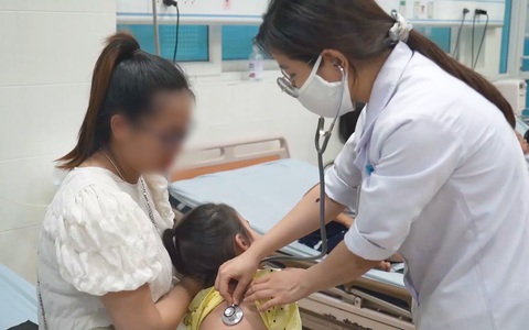 Hơn 40 học sinh nhập viện sau khi ăn thạch trước cổng trường, công an đang điều tra