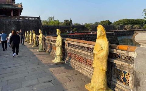 Thu hồi hàng loạt tượng không phù hợp đặt trước Ngọ Môn Huế