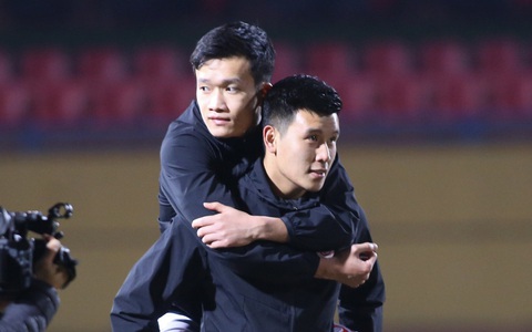Hoàng Đức chấn thương sau pha bóng nguy hiểm