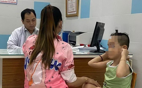 Trẻ rối loạn giới tính, cha mẹ làm gì?