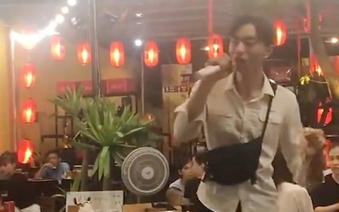 Chàng trai bán kẹo kéo cover 'Em của ngày hôm qua' hay như nuốt đĩa