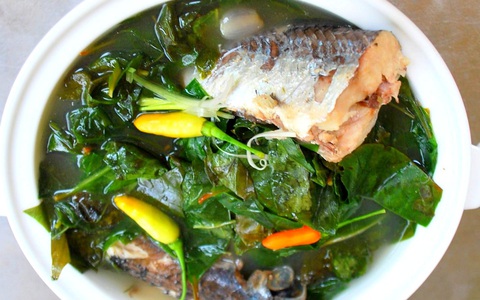 Chuồn cồ nấu với rau ranh, anh ăn một bát mát lành ruột gan