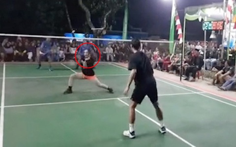 Cô gái tấu hài khi chơi cầu lông khiến khán giả cười nắc nẻ