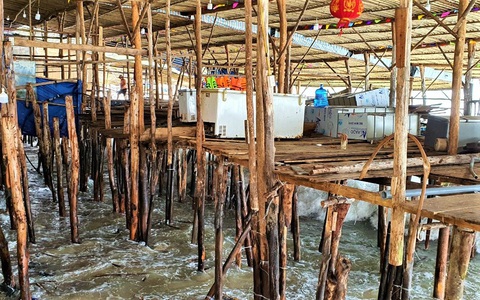 Sóng lớn cao 2m đánh hỏng nhiều hàng quán ở Khánh Hòa
