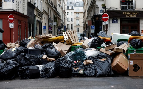 Rác dựng như chiến hào ở Paris