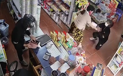 Thanh niên trộm tiền quỳ gối xin lỗi rối rít khi bị bắt quả tang