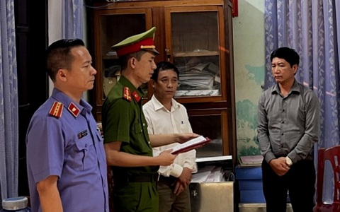 Cán bộ tư pháp nhận hối lộ 100 triệu đồng để làm giúp ‘sổ đỏ”