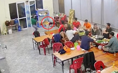 Mẹ muốn độn thổ khi con trai cầm áo ngực ra khoe với khách