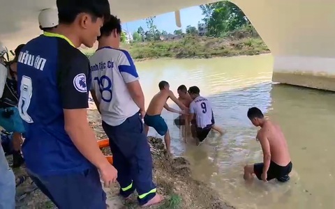Tắm hồ cùng bạn, nam sinh lớp 7 chết đuối thương tâm