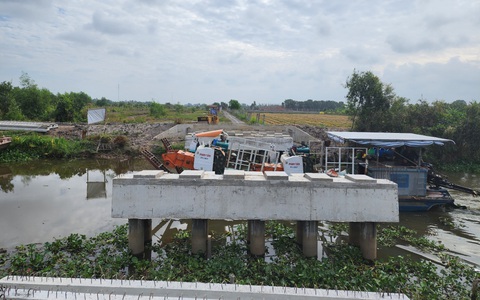 Xây cầu quá thấp, dân lo ghe, tàu không thể lưu thông?