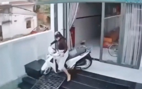 Cô gái ngã nhào xuống sân vì dắt SH xuống bậc tam cấp kiểu ngược đời