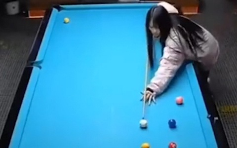 Cô gái đánh bida lỗ như hack