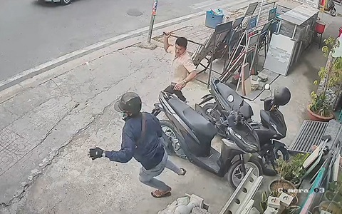 Tên trộm xe máy bị chủ nhà cầm tuýp sắt rượt chạy trối chết