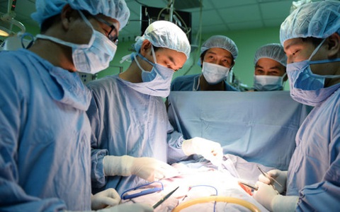 Phòng mổ phải sáng đèn