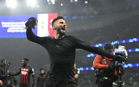 AC Milan vào tứ kết Champions League sau 11 năm