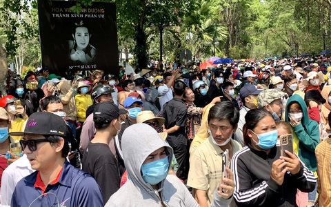 'Biển người' vây kín nơi an nghỉ của nghệ sĩ Vũ Linh