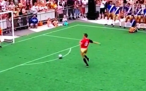 Chàng trai múa ba lê khi sút penalty
