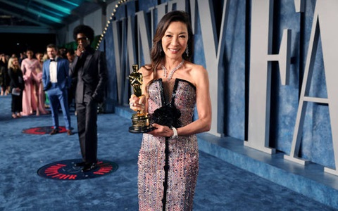 Dương Tử Quỳnh mang tượng vàng Oscar về khoe bố mẹ