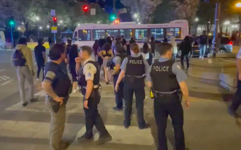 Mỹ: Hàng trăm thanh thiếu niên tràn vào Chicago đập xe, tấn công du khách