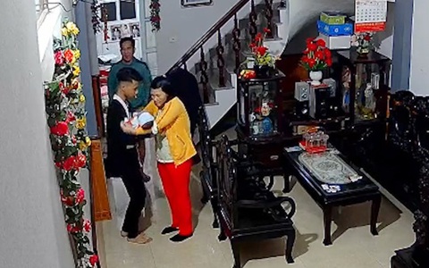 Anh trai hát nhạc trẻ dỗ dành em nín khóc trong một nốt nhạc