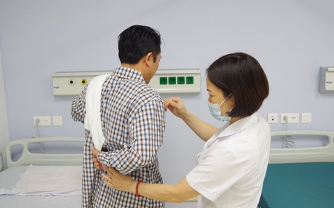 Bất ngờ với bệnh tự nhiên 'cánh tay chết'