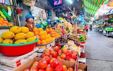 Trái cây ngoại ra chợ và lề đường, rẻ hơn cả hàng Việt