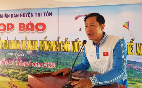 Du khách bay cùng phi công ngắm Bảy Núi với giá 1,5 triệu đồng