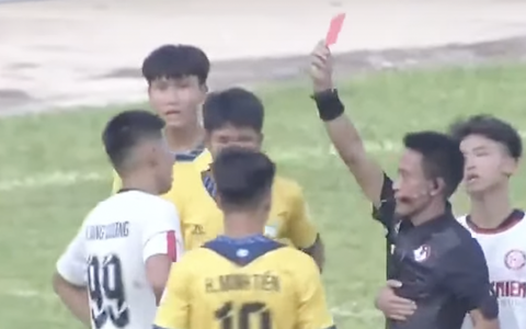 Cầu thủ U19 Viettel tát cầu thủ U19 Hoàng Anh Gia Lai, bị đuổi khỏi sân
