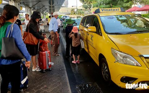 Hành khách đi taxi sân bay Tân Sơn Nhất 'gánh thêm phí', Cục Hàng không nói gì?