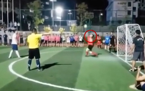 Thủ môn bắt penalty bị thủng lưới vì ăn mừng sớm (P7)