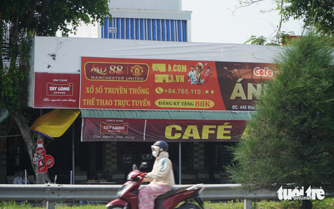 Bảng quảng cáo cờ bạc, cá độ treo lềnh khênh ở Tây Đô